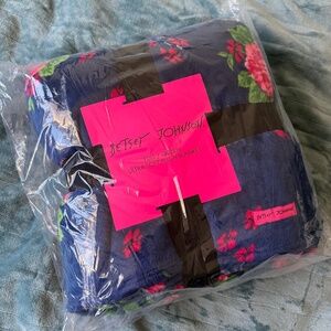 Betsey Johnson Full/Queen Ultra Soft Plush Blanket